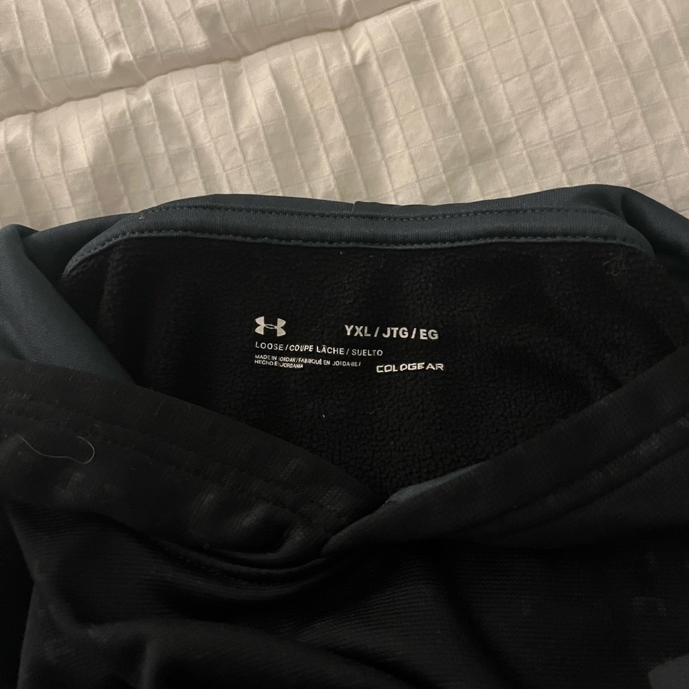 Under Armour sweatshirt size youth Xl